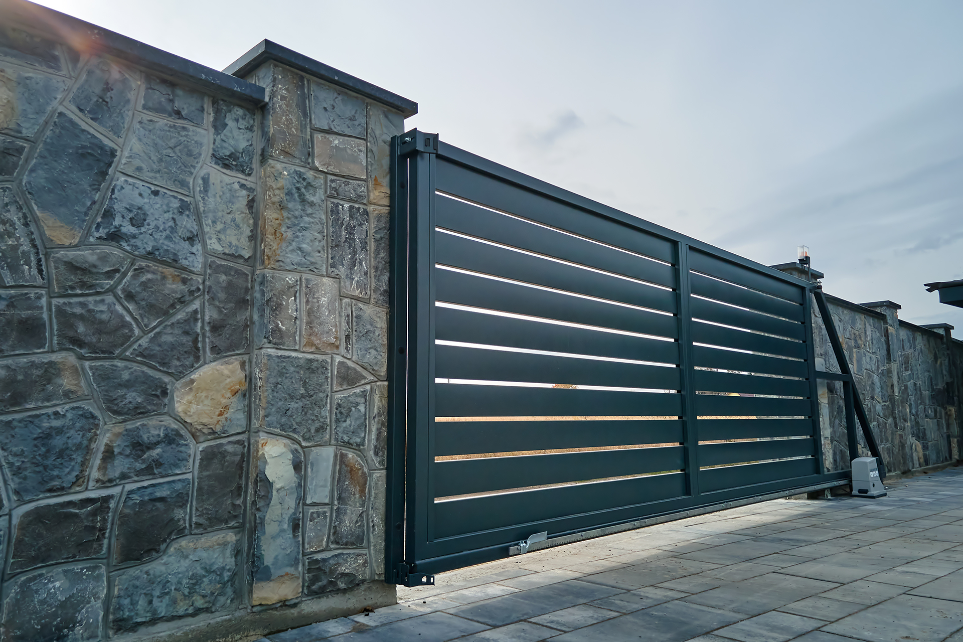 Modern horizontal aluminum fence and gate in Santa Clarita