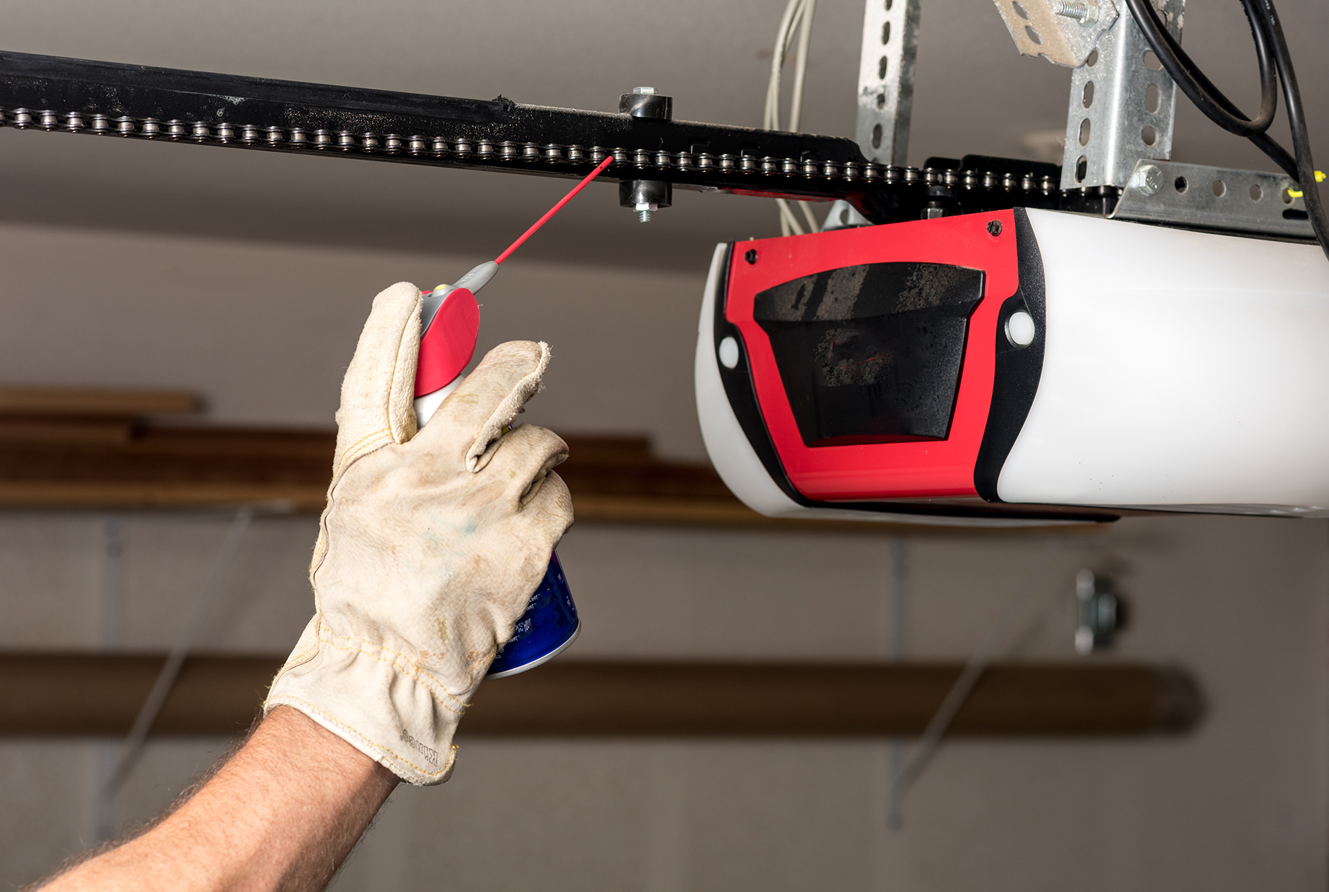 Garage door maintenance technician in Los Angeles